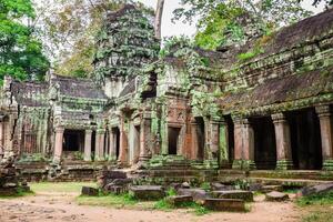 oude ruïnes in ta prohm of rajavihara tempel Bij angkor, siem oogsten, Cambodja. foto