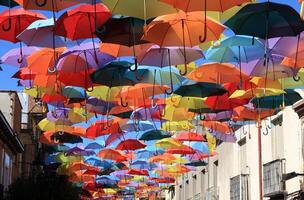 straat versierd met gekleurde paraplu's.madrid weggaan Spanje foto