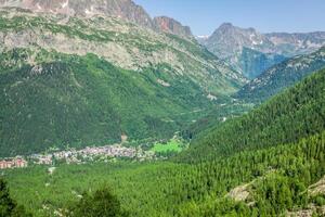 wandelen naar Argentière gletsjer met de visie Aan de massief des aiguilles rood in Frans Alpen foto