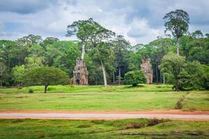 Angkor thom tuinen in voorkant de olifanten terras binnen de Angkor tempels, Cambodja foto