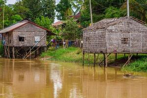 typisch huis Aan de ton sap meer, Cambodja. foto