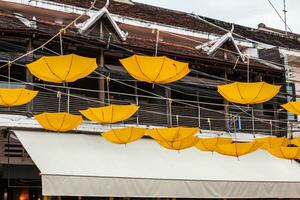 straat versierd met geel paraplu's foto