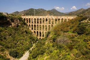 oud aquaduct in nerja, costa del Sol, Spanje foto