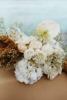 elegante huwelijksdecoraties gemaakt van natuurlijke bloemen foto