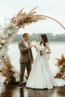 bruiloft ceremonie van de pasgetrouwden Aan de pier foto