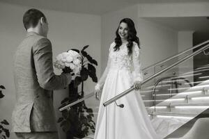 vergadering van de bruid en bruidegom Aan de hotel trap foto
