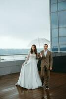bruid en bruidegom eerste vergadering Aan de dak van wolkenkrabber foto