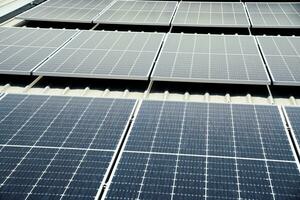 zonne- cel boerderij macht fabriek eco-technologie. landschap van zonne- cel panelen in een fotovoltaïsche macht fabriek. concept van duurzame middelen fabriek dak. foto