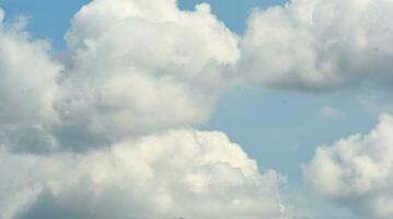 achtergrond foto van wit wolken en blauw lucht