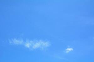 blauwe hemelachtergrond met wolken. foto