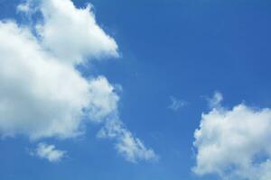 blauwe hemelachtergrond met wolken. foto