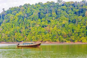 langstaartboot koh phayam ao khao kwai strand thailand foto