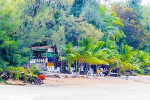 tropische eilandresorts koh phayam ao khao kwai strand thailand foto