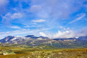 ongelooflijk noors landschap kleurrijk bergen wolken bossen jotunheimen noorwegen foto