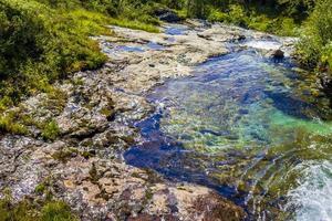 geweldig noors landschap prachtige kleurrijke turquoise rivier waterval vang noorwegen foto
