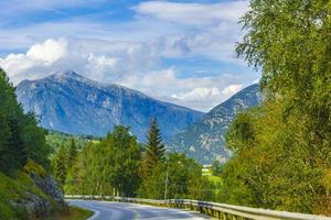 ongelooflijk noors landschap met bergen wolken bossen jotunheimen noorwegen foto