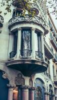 historisch appartement gebouw met balkon, Catalonië. straat Bij zonsondergang tijd in mooi Barcelona foto