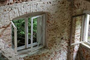 een oud verlaten huis met ramen foto
