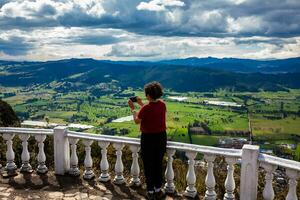 jong vrouw Bij een gezichtspunt over- de mooi sopo vallei Bij de afdeling van cundinamarca in Colombia foto