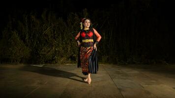 een Javaans danser maakt flexibel en vloeiende bewegingen in tijd met de ritme van de muziek- foto