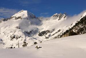 panoramisch uitzicht, zuidzijde, van het massad van maladeta in de pyreneeën foto