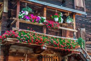 houten huizen in fiesch - Zwitserland foto