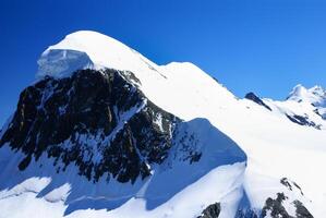 breidoorn top in Zwitsers Alpen gezien van klein matterhorn foto