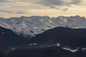 panoramisch uitzicht, zuidzijde, van het massad van maladeta in de pyreneeën foto