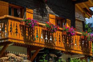 traditioneel land huis in zwitserland Alpen foto