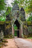 oude Khmer architectuur. verbazingwekkend visie van Bayon tempel Bij zonsondergang. Angkor wat complex, siem oogsten, Cambodja reizen bestemmingen foto