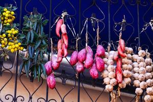 kruiden en specerijen geregeld in manden buiten een winkel in marakech, Marokko. foto