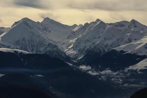 panoramisch uitzicht, zuidzijde, van het massad van maladeta in de pyreneeën foto