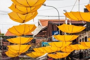 straat versierd met geel paraplu's foto