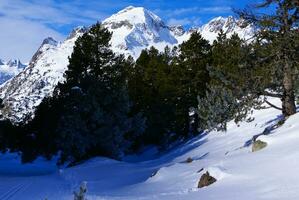 panoramisch uitzicht, zuidzijde, van het massad van maladeta in de pyreneeën foto