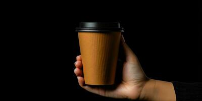 ai gegenereerd vrouw hand- Holding een bruin koffie papier kop Aan zwart achtergrond. elegant koffie kop model. generatief ai foto