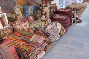 kleurrijk kussens Aan Scherm voor uitverkoop in een traditioneel Turks bazaar. foto
