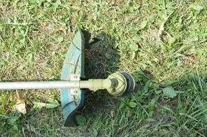 trimmer en zijn onderdelen voor het maaien van gras foto