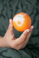 Dames Holding een beschimmeld oranje foto