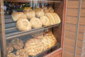 kalkoen Istanbul 12 mei 2023. vers gebakken brood Bij boeren markt schappen in Istanbul . foto