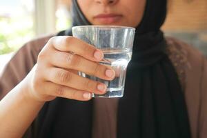 jong Dames drinken glas van water foto