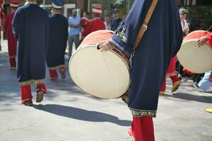 kalkoen Istanbul 22 juli 2023 .a Mens raken de oude trommel met musical instrument. foto