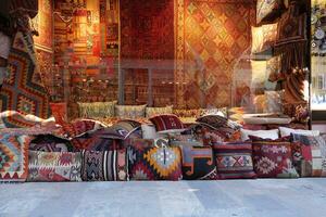 kleurrijk kussens Aan Scherm voor uitverkoop in een traditioneel Turks bazaar. foto