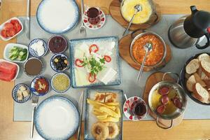 rijk en heerlijk traditioneel Turks ontbijt Aan de tafel. foto