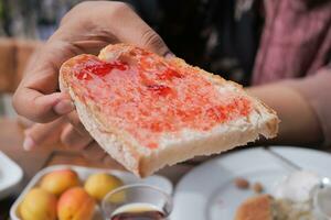 geroosterd brood verspreiding met jam Bij ochtend- ontbijt , foto