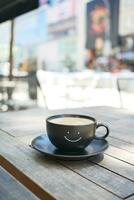 zwart koffie kop met glimlach vorm ontwerp Aan het foto