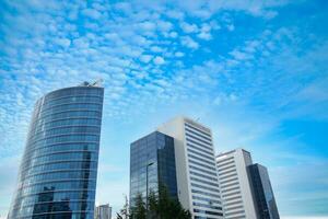 laag hoek visie van Istanbul financieel bank tegen blauw lucht foto