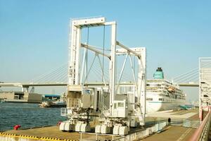 jacht passagier loopplank telescopisch voor plukken omhoog en laten vallen uit jacht passagiers Bij Osaka haven Aan helder blauw lucht achtergrond, is de hoofd haven in Japan, gelegen in Osaka binnen Osaka baai foto