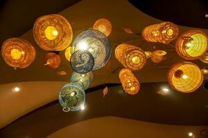 opzoeken visie decoratief rieten lantaarn hangen Aan hotel lobby plafond achtergrond met Open lichten Aan foto