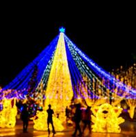 wazig en bokeh van Kerstmis vakantie verlichting met silhouet van mensen in nacht tijd achtergrond. foto