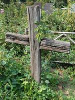 kruisen op graven begraafplaats en hekken foto